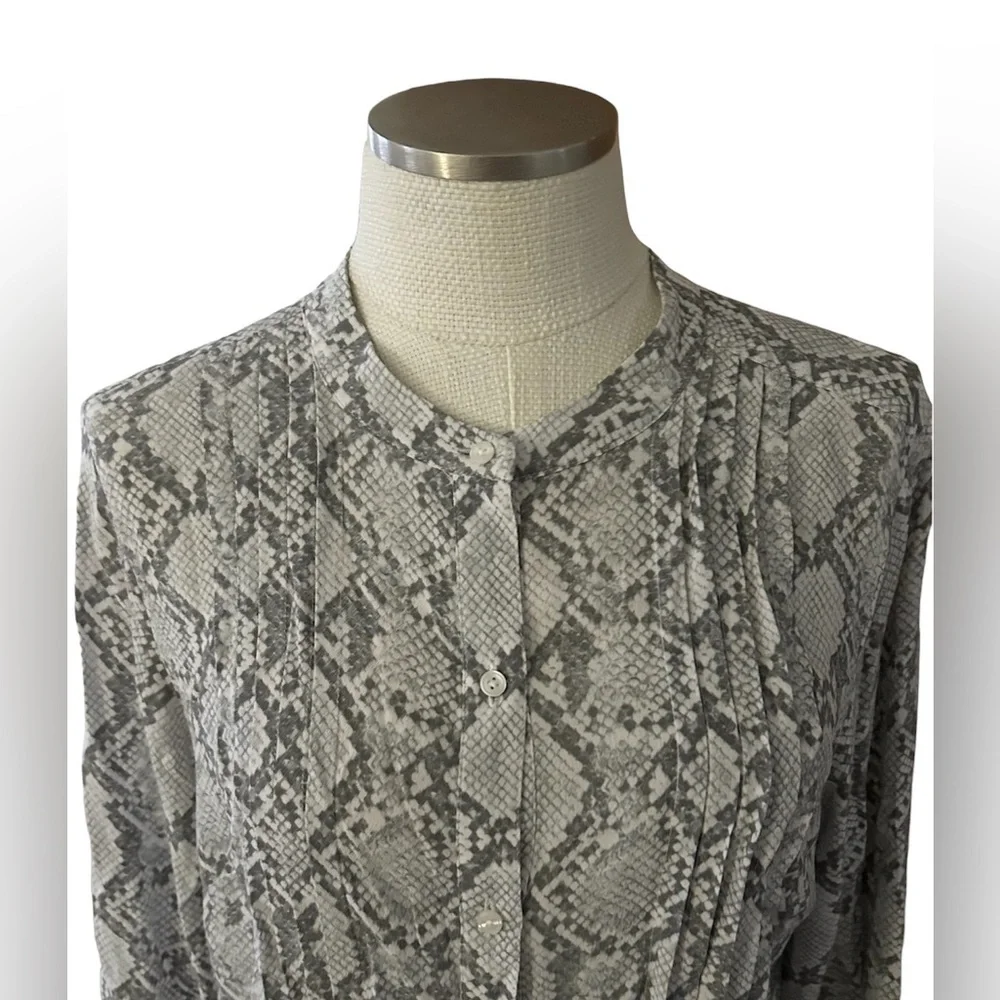 Talbots Snakeskin Pattern Pleated Blouse Size Large - Picture 2 of 5